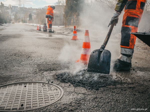 Mróz, odwilż i setki ubytków. Trwa pozimowe zabezpieczanie gdyńskich ulic
