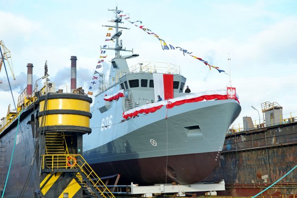 Niszczyciel min ORP „Czajka” zwodowany i ochrzczony