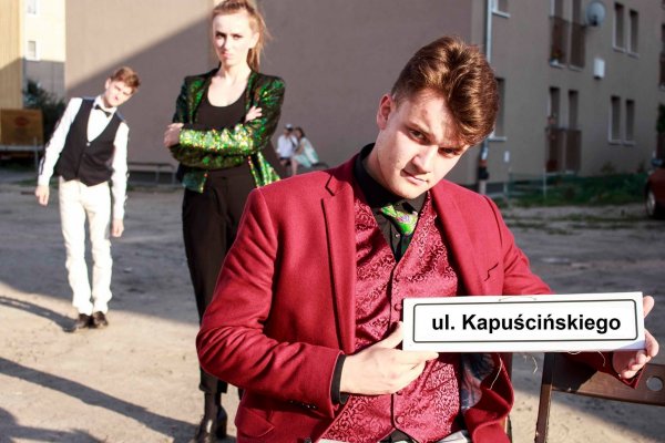 „Cesarz” między blokami – akcja teatralna