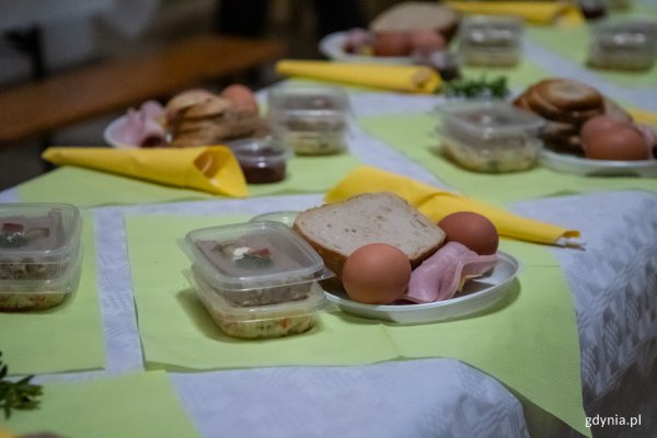 Wielkanocne śniadanie dla samotnych i potrzebujących