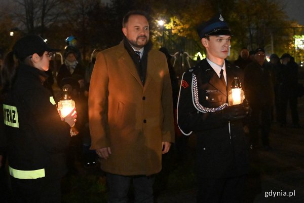 Piątkowy Capstrzyk Niepodległości w Gdyni 