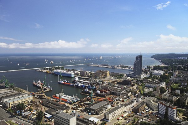 Port kupi tereny po Naucie