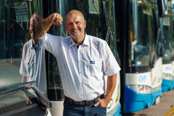 Twarze Pomagania. Mobilne zbiórki i wsparcie okazane przez Przedsiębiorstwo Komunikacji Autobusowej