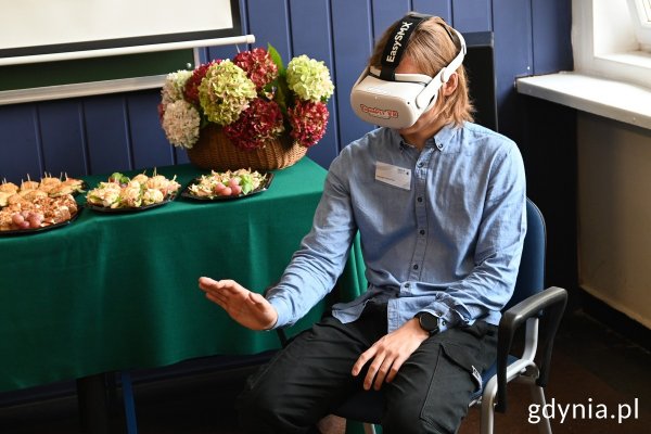 Relaks i wyciszenie. Nowa strefa VR dla uczniów w ZSChiE 