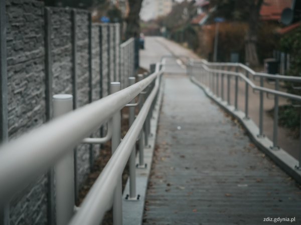 Bez barier między ul. Pawią a Jaskółczą – pochylnia na Pustkach Cisowskich oddana do użytku