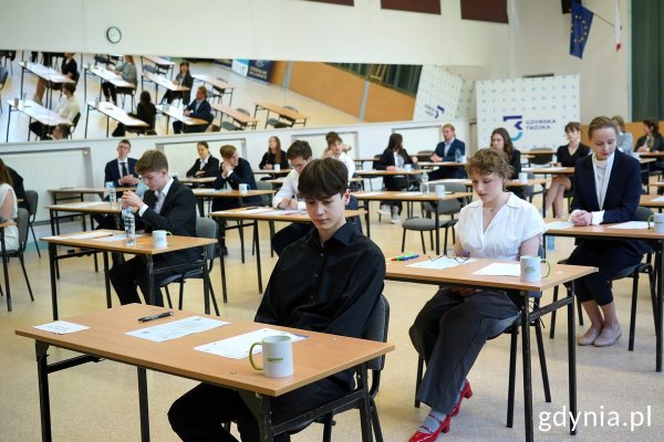 Uczniowie Trójki zasiedli do matury IBO