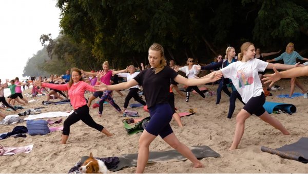 Joga na plaży przy Polance Redłowskiej. Darmowe zajęcia dla mieszkańców