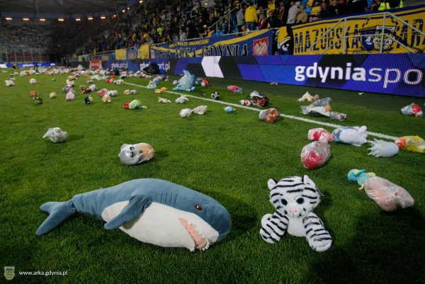 Setki pluszaków na murawie Stadionu Miejskiego