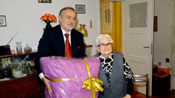 Bezcenny uśmiech seniorki na Święta 
