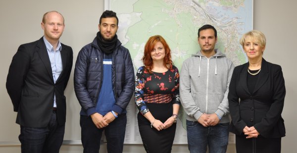 Poznają egzotykę i uczą się języka