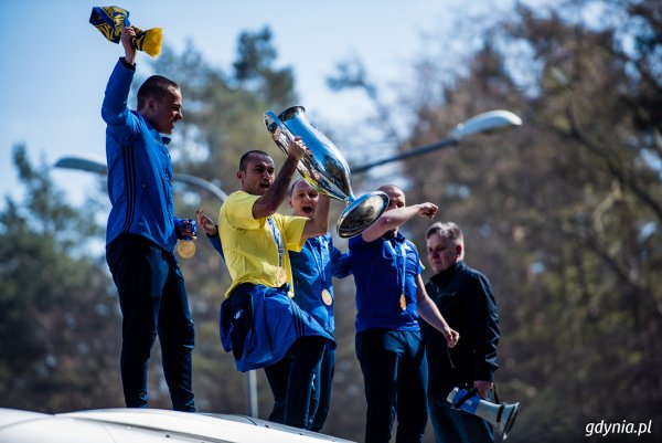 Huczne powitanie piłkarzy Arki Gdynia