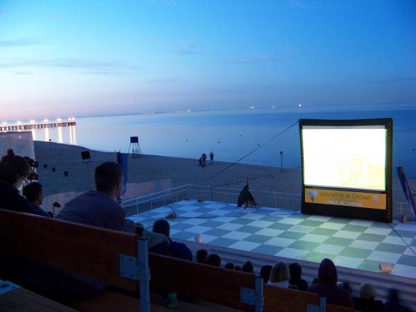 Kino Letnie pod wieczornym niebem