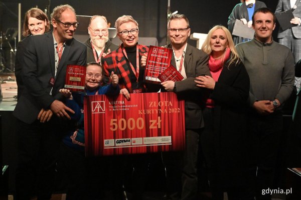 „Kurtyna” zapadła – znamy laureatów głównej nagrody! Tryumf „Szatni” Teatru Przebudzeni z Ostródy