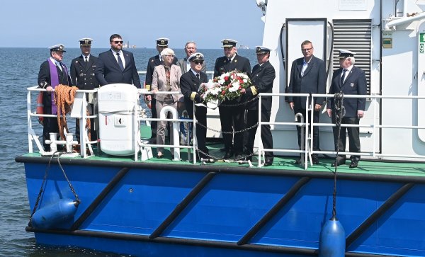 Kwiaty na wodzie – w hołdzie tym, co na morzu 