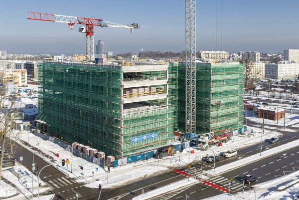 Modernistyczny biurowiec już z wiechą