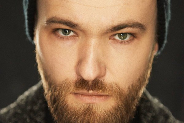 Buslav zagra na tarasie Muzeum Emigracji