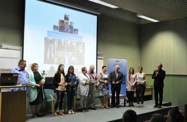 Bursztynowe Serca na Dłoni przyznane rodzinom zastępczym