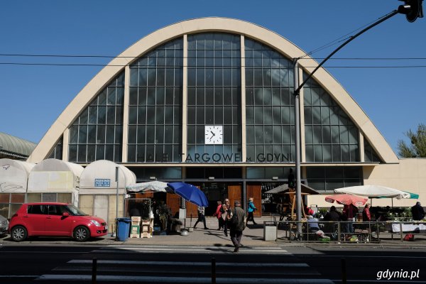 Miejskie Hale Targowe odzyskują przedwojenny blask