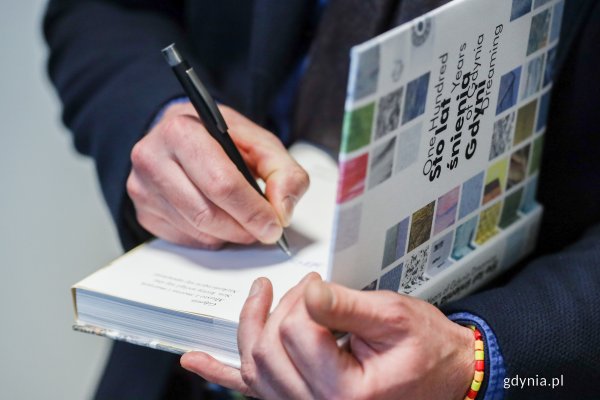 „Sto lat śnienia Gdyni” – wizualno-literacka opowieść o mieście z morza i marzeń