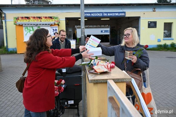 Kwiaty, kawa i ciasteczka dla pasażerów. Gdynia świętowała Dzień Bez Samochodu
