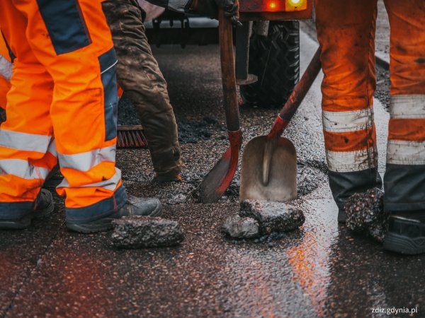 Trwa zabezpieczanie ubytków - w Gdyni pracuje kilka ekip drogowych