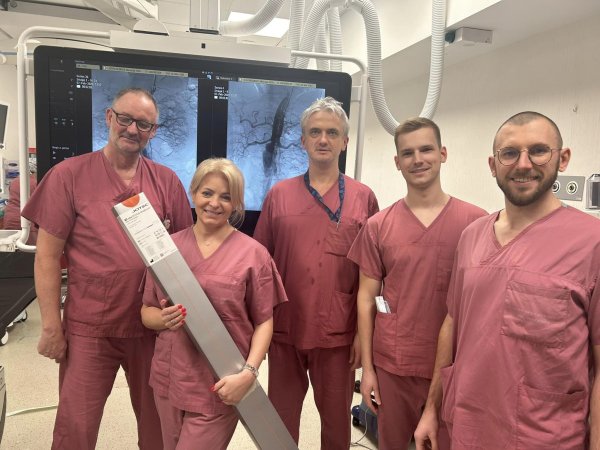 W szpitalu w Gdyni wszczepiono pierwszy w Polsce stentgraf ratujący życie pacjenta z tętniakiem