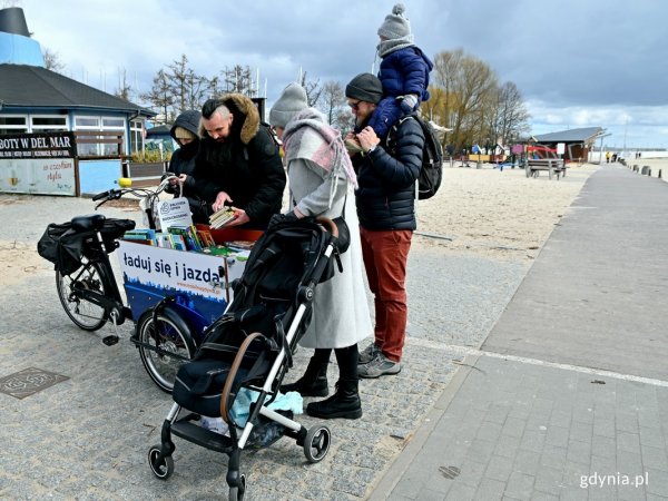Skrzynia pełna literackich skarbów – dziś na ulicach Gdyni