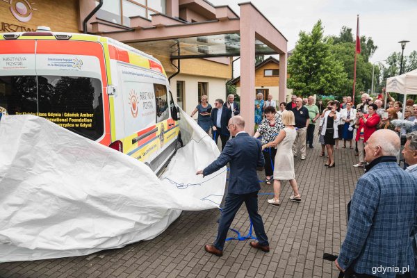 Nowa karetka dla gdyńskiego hospicjum