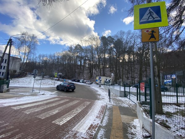 Bezpieczniej na przyszkolnych zebrach