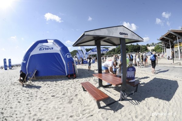 Ławka solarna na plaży w Gdyni