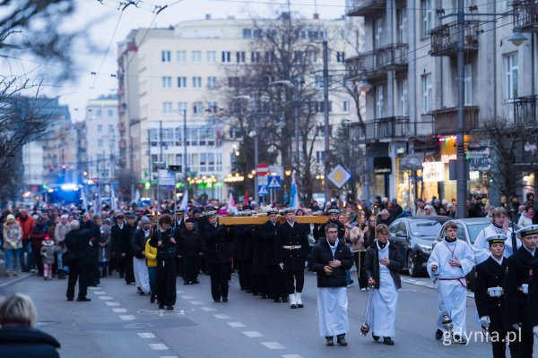 Gdynianie przeszli Drogę Krzyżową ulicami miasta 