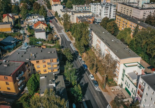 Odcinek ul. Komandorskiej z nową nawierzchnią