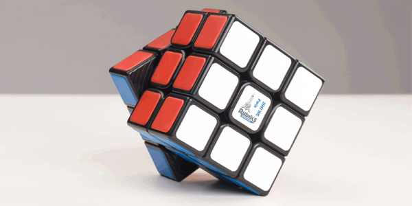 Gdynianin mistrzowsko układa Rubika