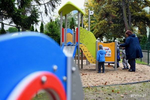 Kolorowo i nowocześnie na redłowskim placu zabaw
