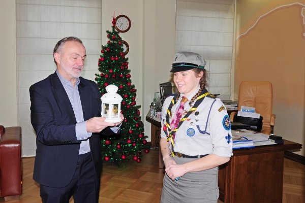 Betlejemskie Światełko Pokoju już płonie w gdyńskim ratuszu