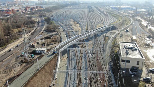 Nowy wiadukt prowadzi pociągi do portu