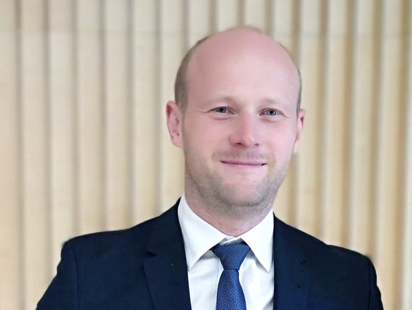 Bartosz Bartoszewicz zwraca się do nauczycieli