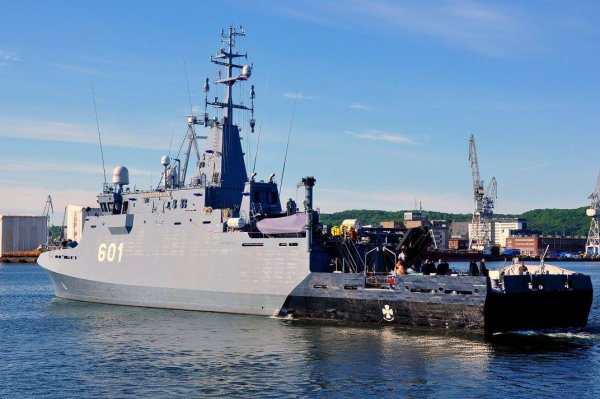 Podniesienie bandery na ORP Kormoran przy nabrzeżu Pomorskim