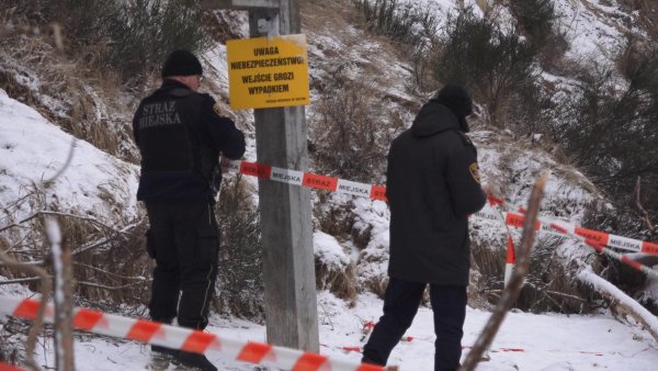 Strażnicy patrolują osunięty klif w Orłowie 