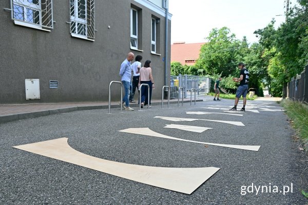 Uliczny mural zwieńczy prace nad poprawą bezpieczeństwa przed szkołą