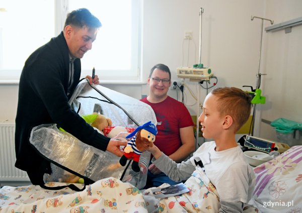 Telewizyjna twarz na dziecięcych oddziałach