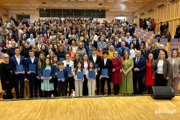 Stypendia dla najzdolniejszych uczniów i studentów wręczone