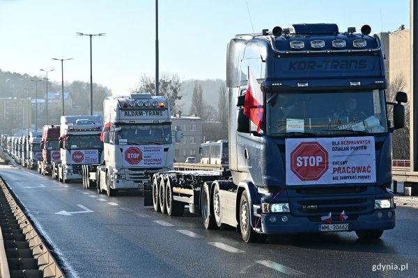 Przewoźnicy protestują – kilkaset samochodów ciężarowych na trójmiejskich ulicach