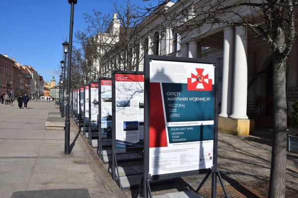 Okręty Marynarki Wojennej w Warszawie na pamiątkę setnych urodzin Gdyni