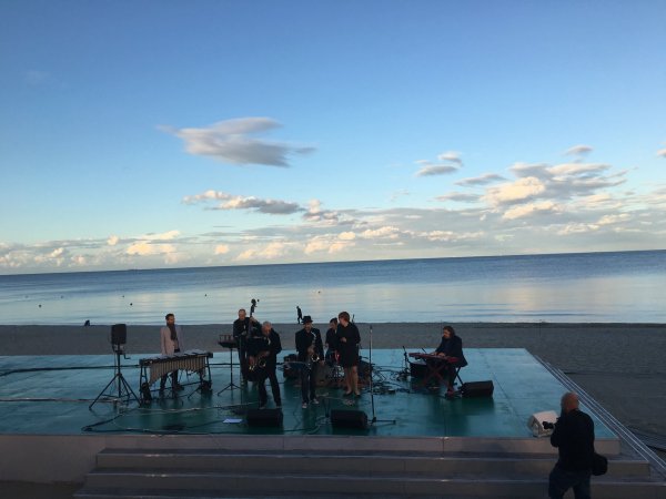 Wakacyjne koncerty jazzowe na plaży