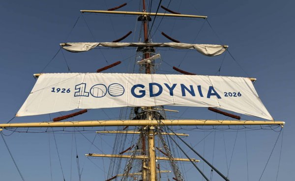 Żagiel stulecia na maszcie „Daru Młodzieży”