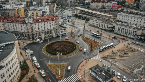 Plac Konstytucji z nową nawierzchnią