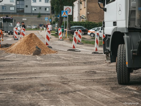 Skrzyżowanie ulic: Komandorskiej, Mireckiego i Wąsowicza w Gdyni – trwają roboty drogowe