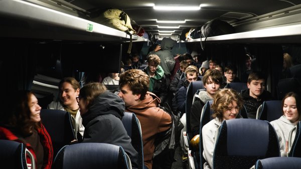 Stu uczniów na morzu z okazji stulecia Gdyni