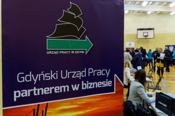 Komu pracę, komu pracownika